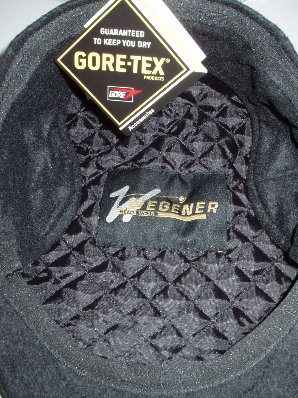 Gore Tex Hut mit integriertem Ohrenschutz